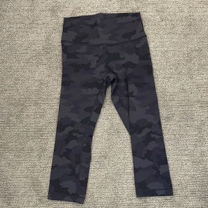 black lululemon camo crop leggings